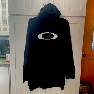 Men’s XL or women’s Long Oakley pull over with front pocket hoodie
